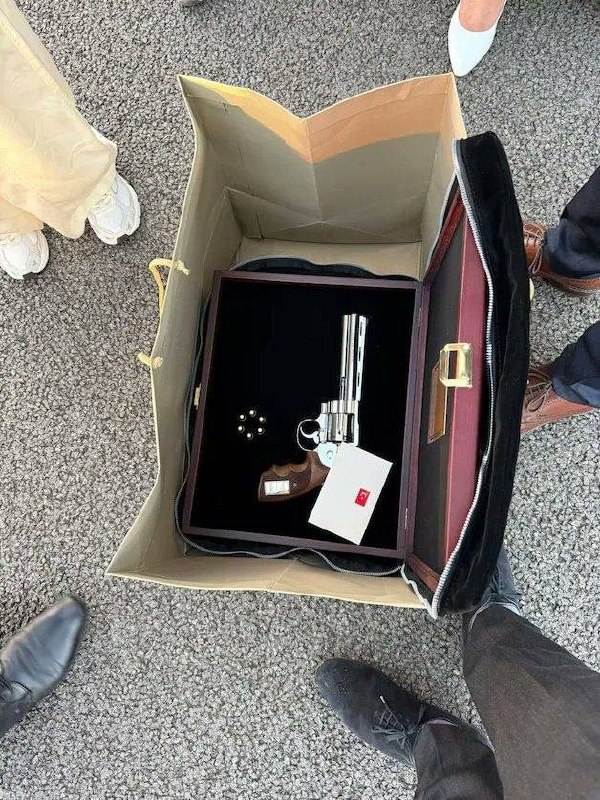 Премьер Бельгии привёз из Анкары подарок Эрдогана — револьвер 357 Magnum