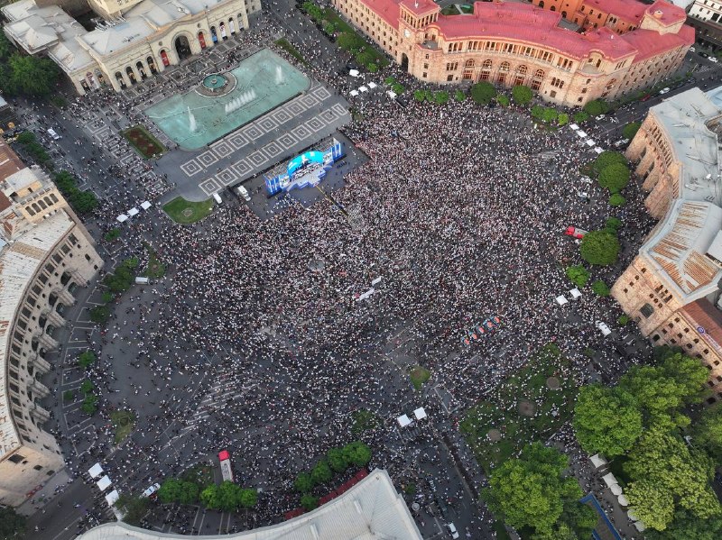 Партия «Гражданский договор» провела итоговый митинг на площади Республики