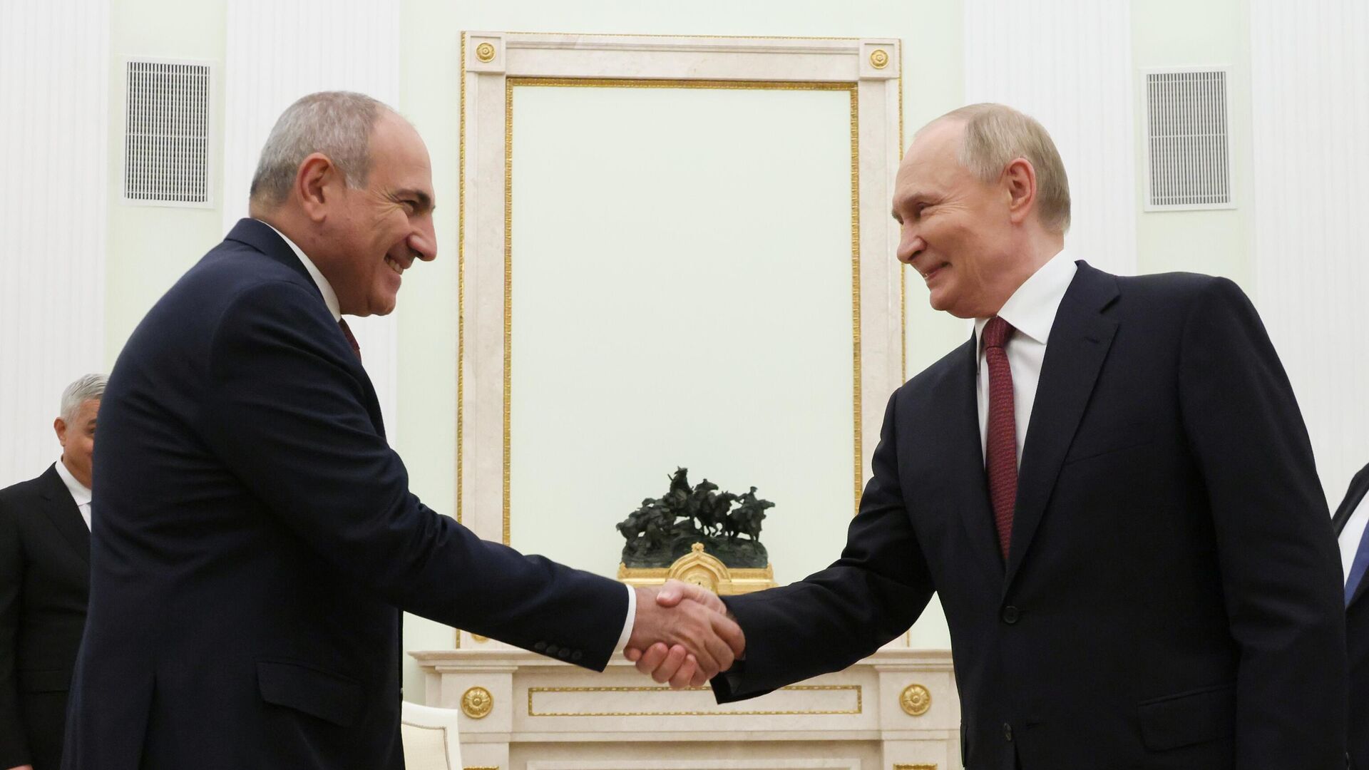 Пашинян поздравил Путина: армяно-российские связи укрепляются