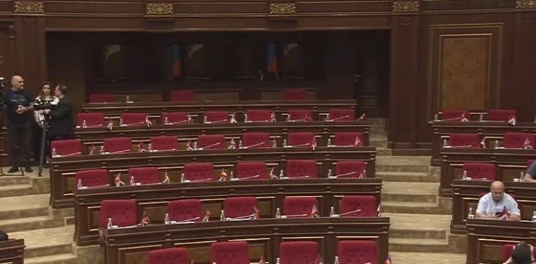 Оппозиция бойкотирует последнюю сессию парламента Армении — что это значит для Араратской области