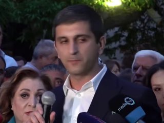 Скандал у здания ЦИК: сторонники Додыча и Роба устроили акцию протеста в Араратской области