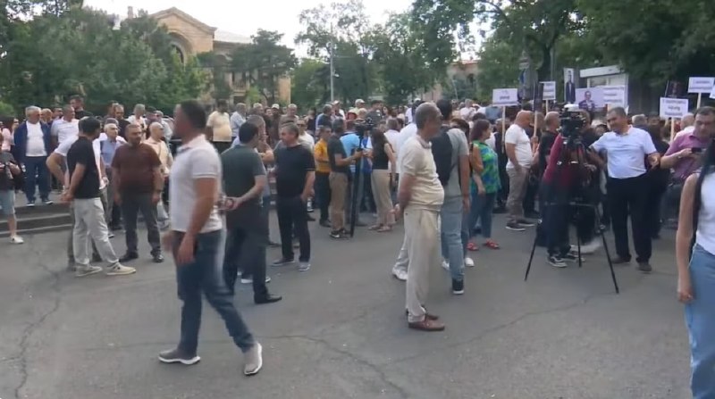 В Ереване прошёл митинг оппозиции перед Конституционным судом: явка составила несколько сотен человек